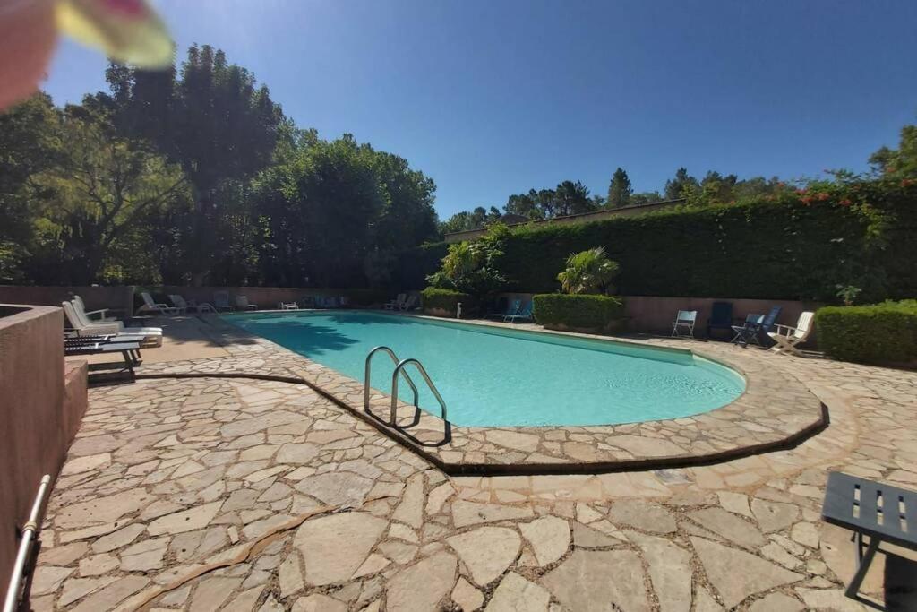 superbe appartement en résidence avec piscine dans le Luberon au pied du colorado provencal Rustrel Esterno foto
