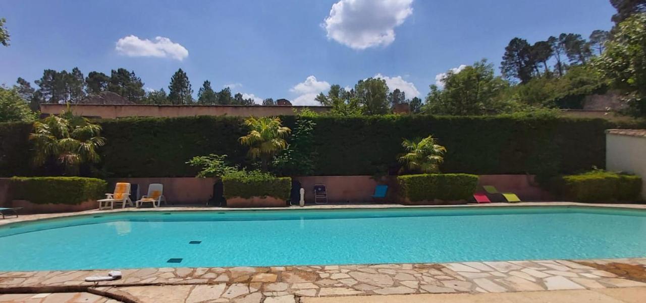 superbe appartement en résidence avec piscine dans le Luberon au pied du colorado provencal Rustrel Esterno foto