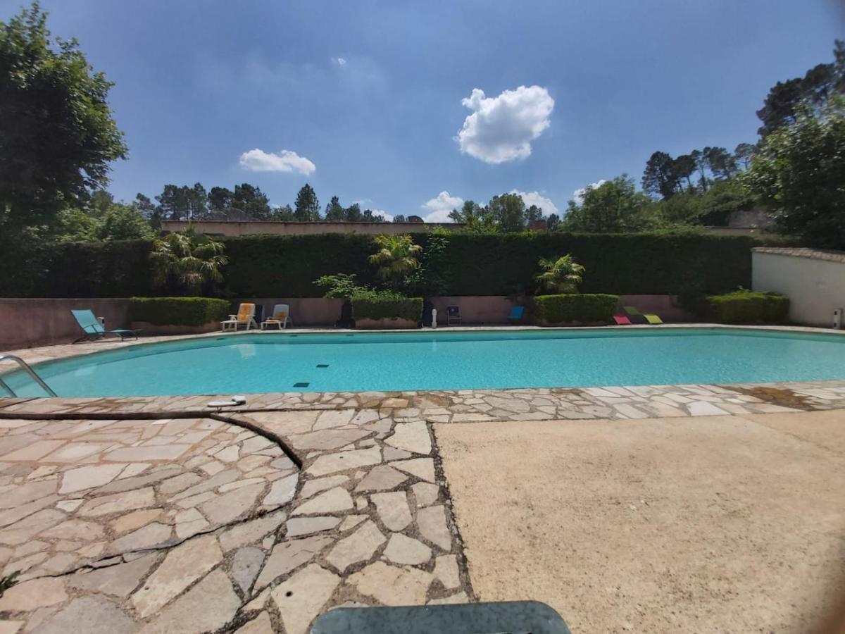 superbe appartement en résidence avec piscine dans le Luberon au pied du colorado provencal Rustrel Esterno foto