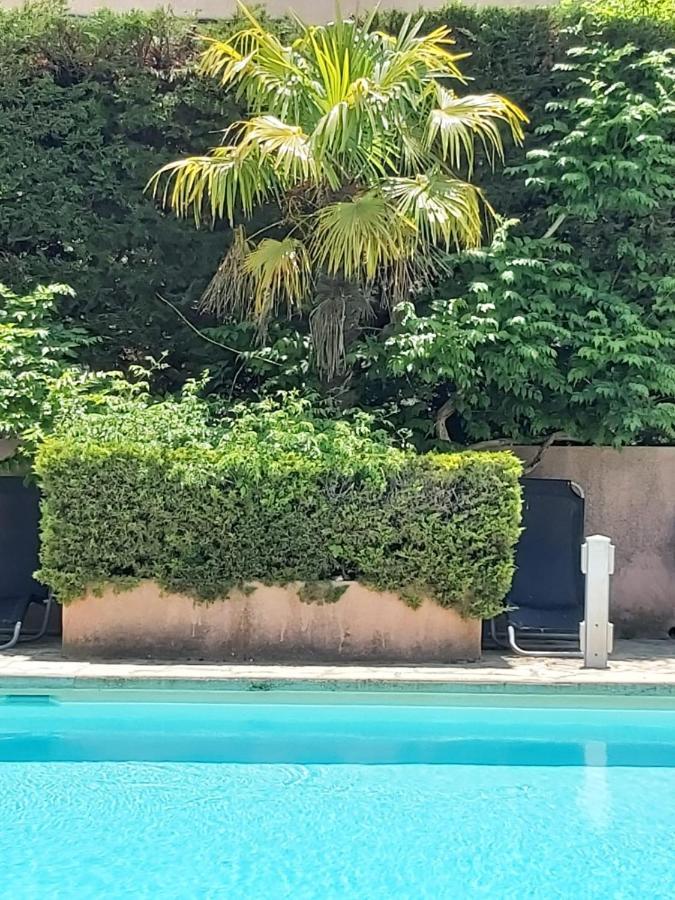 superbe appartement en résidence avec piscine dans le Luberon au pied du colorado provencal Rustrel Esterno foto